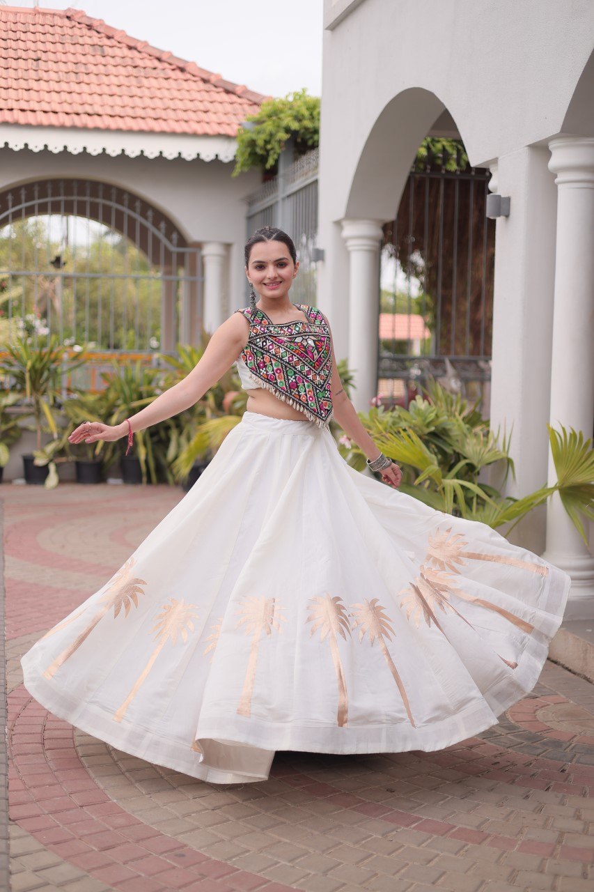 Navratri vibes Are traditional and spiritual, And focus on the fun festive aspects of the festival, So Choose the Different Colors Lehenga With Top For the dancing, the devotion, or the sense of our community. 💃🏻
